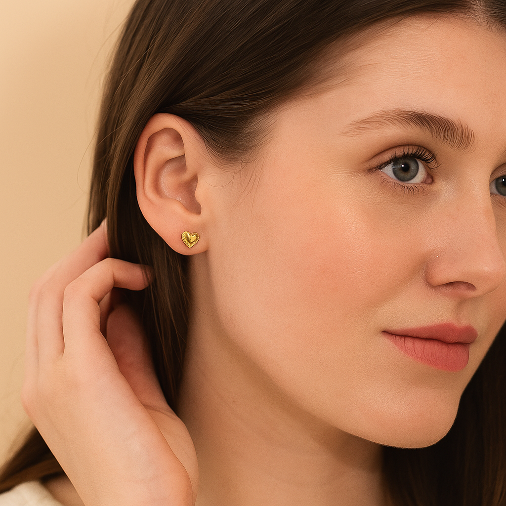 Heart Stud Earrings_Gold_model